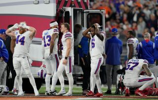 CPR Charlotte | Buffalo Bills players react to Damar Hamlin's accident